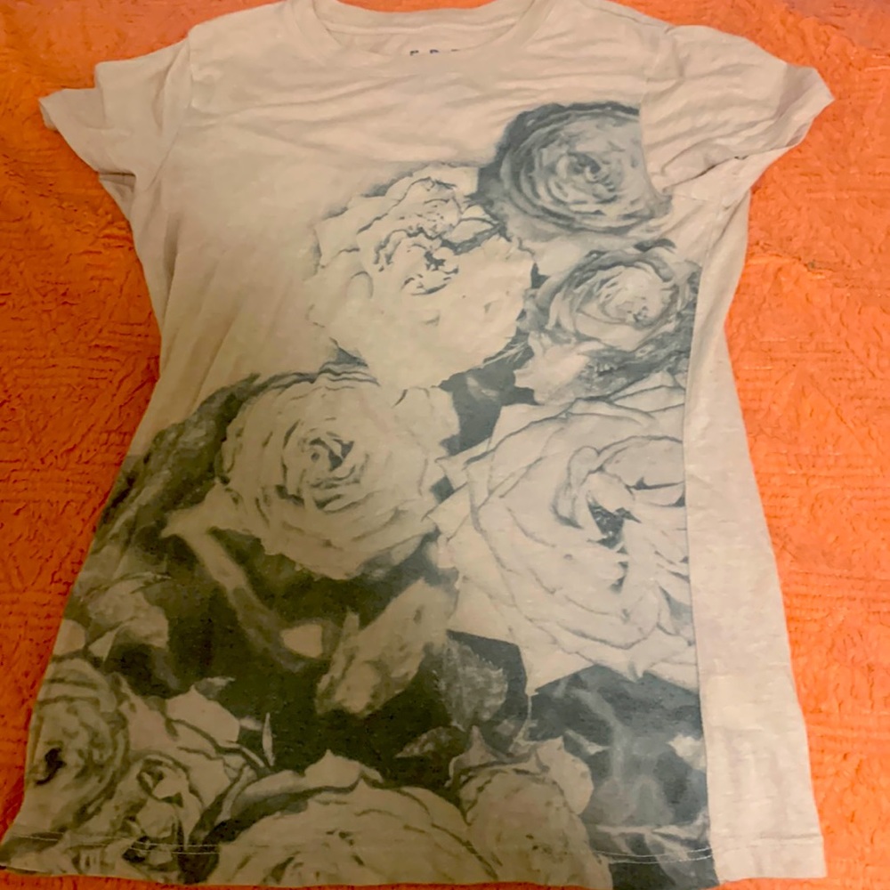 Selling shirt because is old/cannot fit no more,shirt a medium
